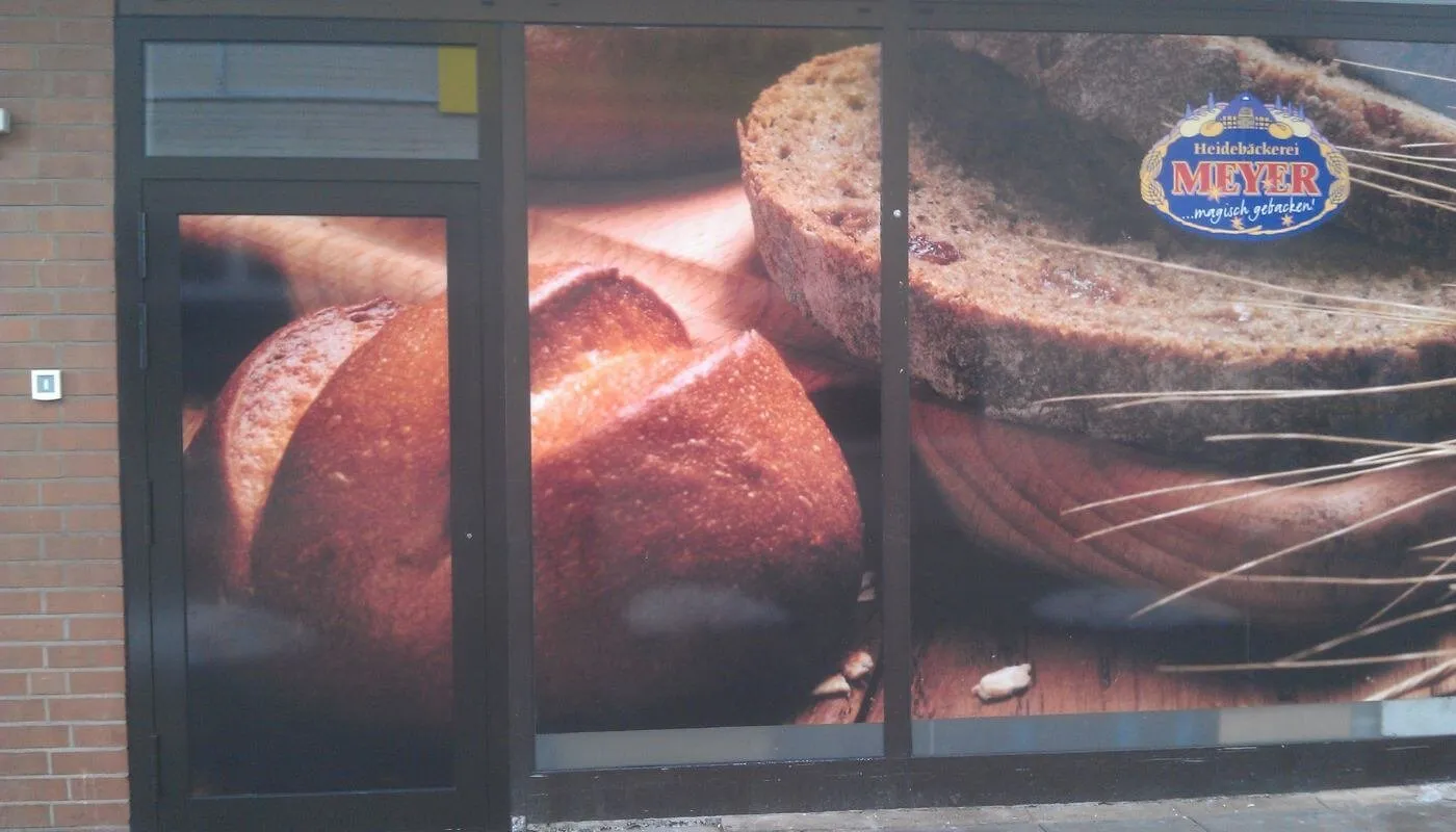 Schaufenster einer Bäckerei vollflächig mit Brotmotiv bedruckt