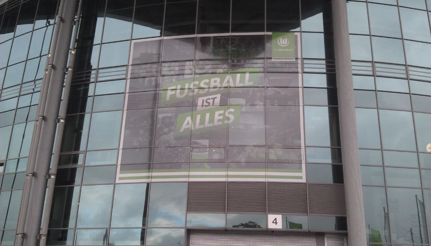 Großes Fassadenbanner an der Glasfassade der Volkswagen Arena
